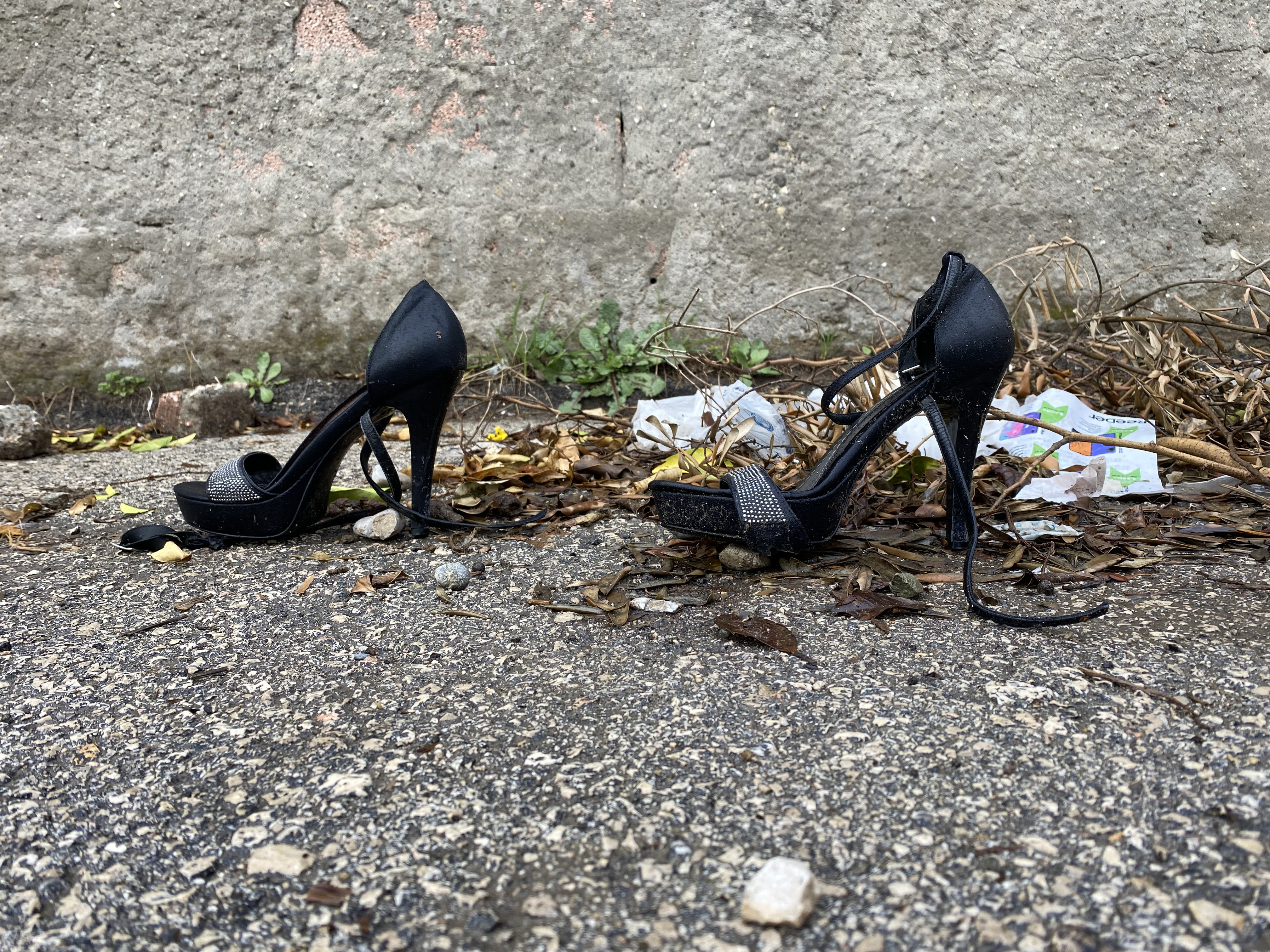 Bir şehir sokağında terk edilmiş topuklu ayakkabılar