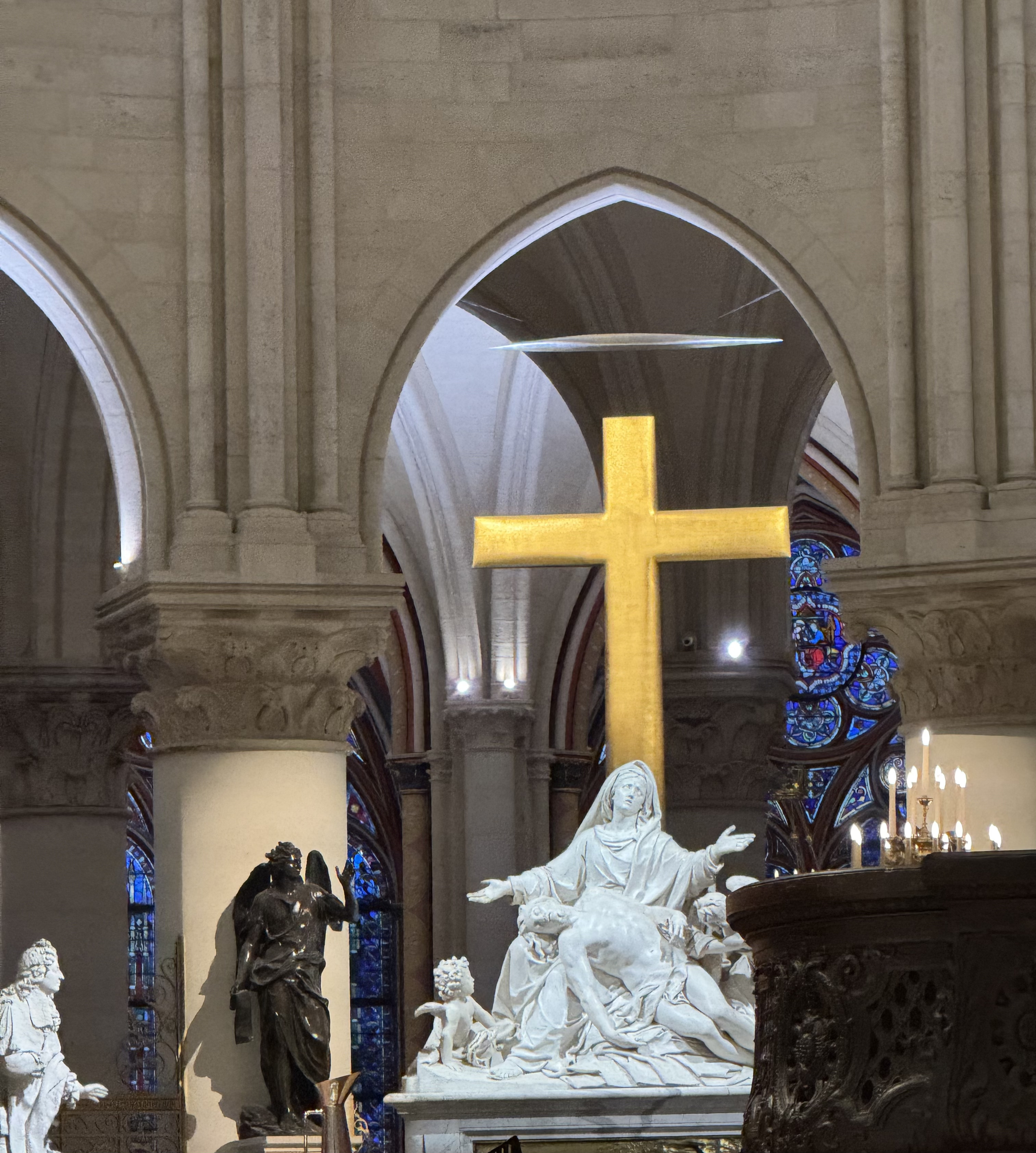 Notre Dame Katedrali'nin yangından sonraki sunak bölümündeki Pieta benzeri heykel